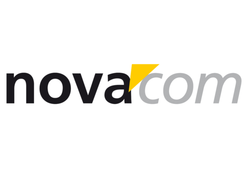 Ehemaliges Novacom Logo. "nova" klein und in Fettbuchstaben, ein gelbes Dreieck nach rechts geöffnet, "com" kleingeschrieben und in hellgrau