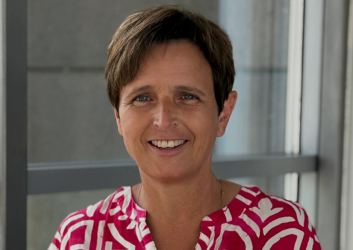 Foto von Bianca Schieferstein, Produktionsleitung. Frau mit kurzen braunen Haaren.