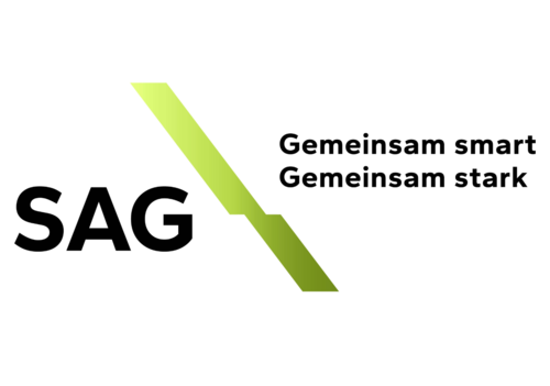 Schwarz in Großbuchstaben SAG mit stilistisch grünem Schlagbaum mittig und rechts daneben der Slogan Gemeinsam smart Gemeinsam stark
