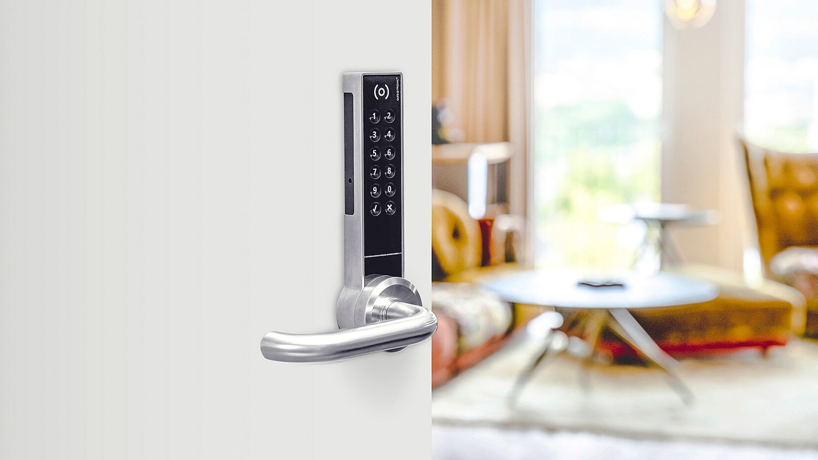 leicht geöffnete Tür zu Hotelzimmer mit Elektronischem Türschloss inklusive PIN-Pad.