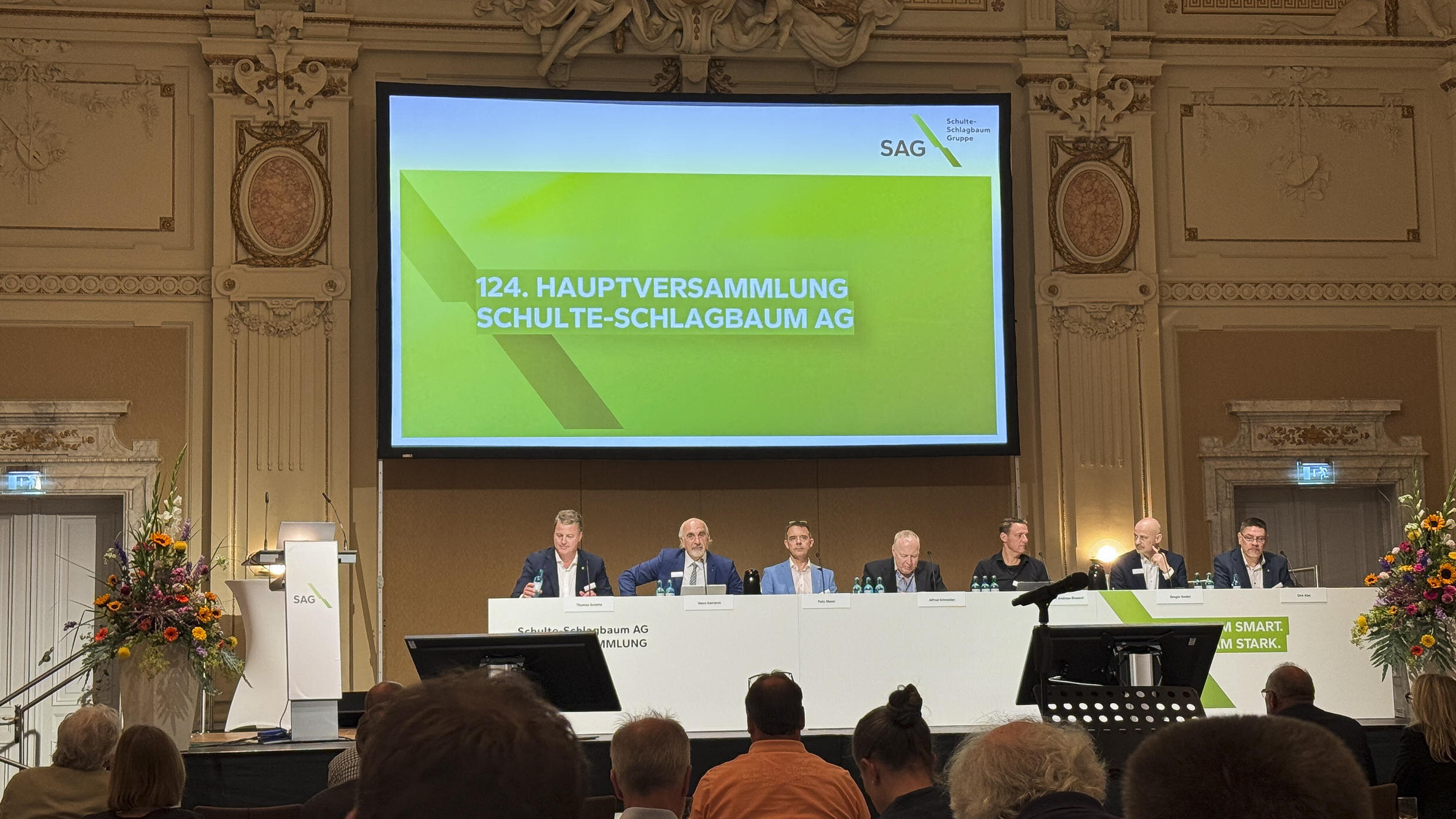 Foto des Podiums der Hauptversammlung 2025. 