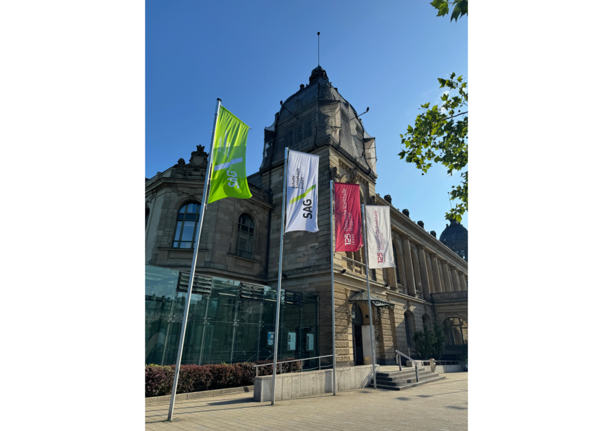 Foto von der Wuppertaler Stadthalle, im Vordergrund 4 Flaggen mit den Logos der Eccos Pro und der Schulte Schlagbaum AG
