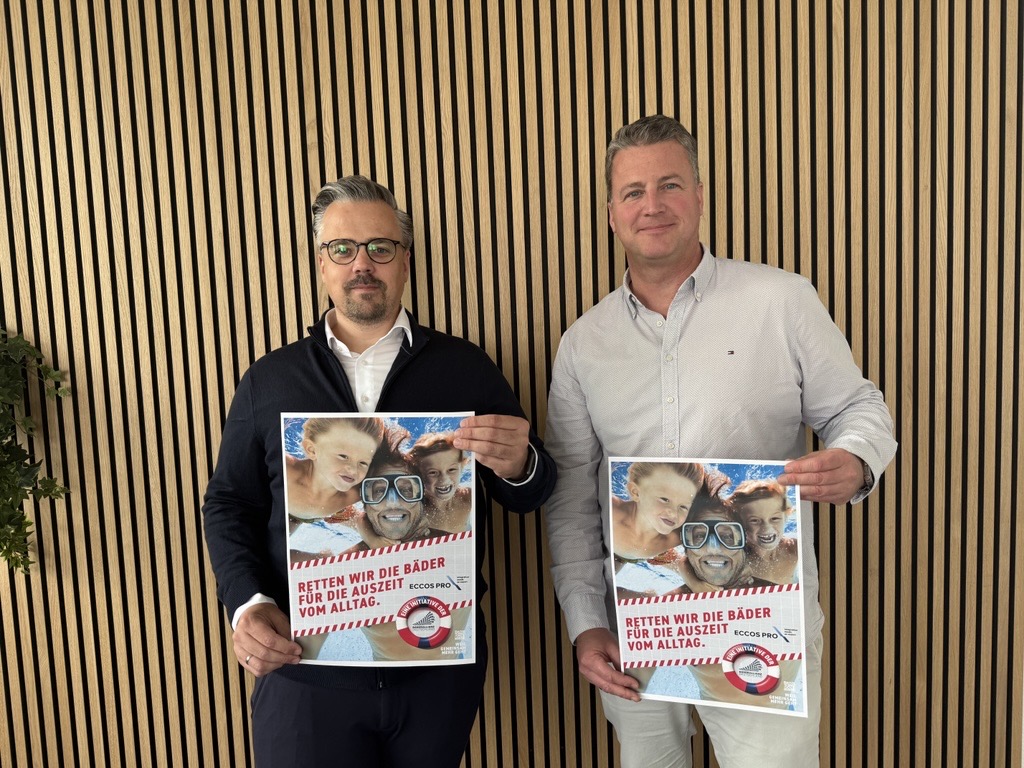 Zwei Männer die ein Plakat festhalten für die Unterstützung von Bädern 