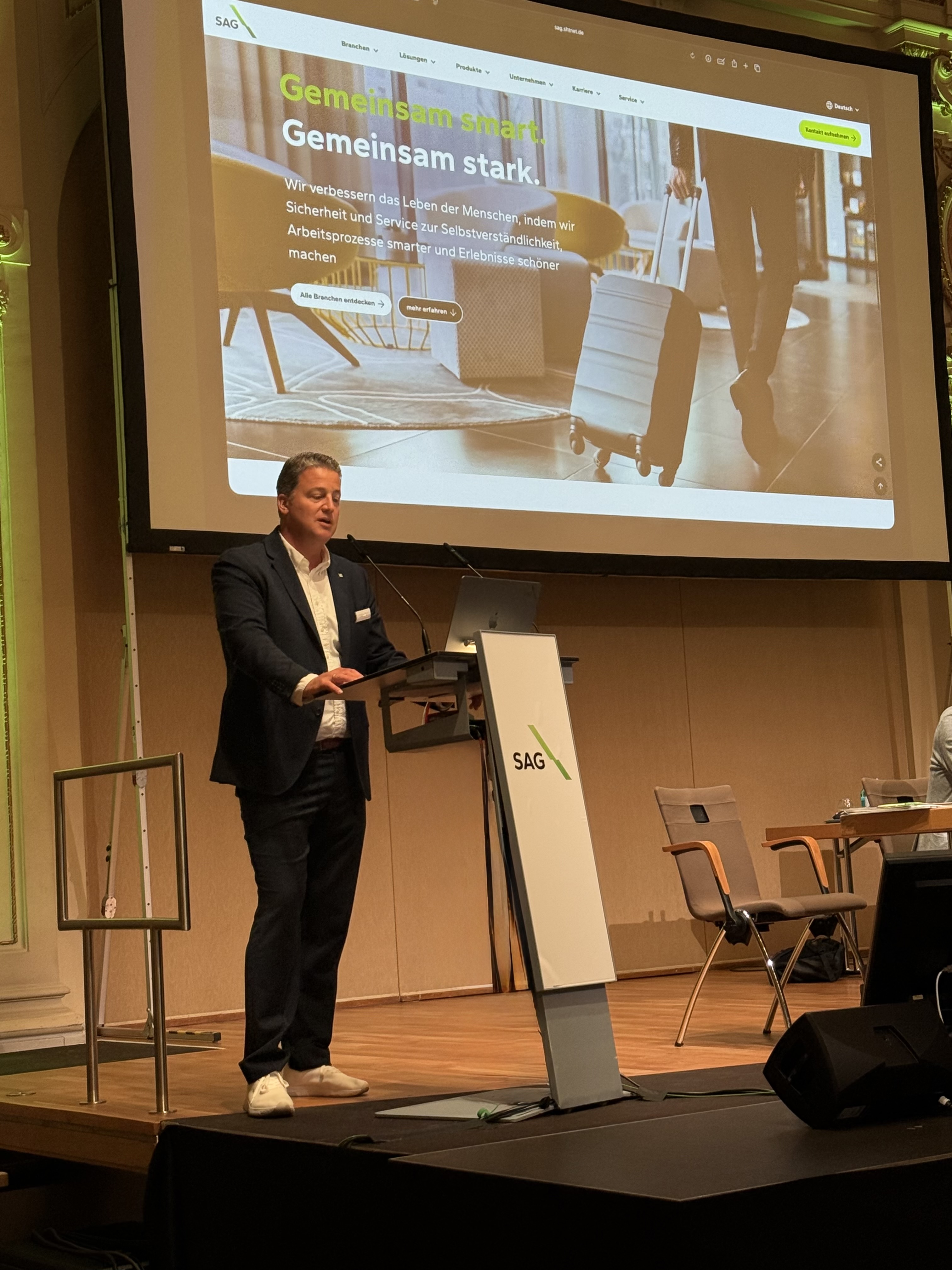 SAG-Vorstand Thomas Golatta stehend am Podium auf der Hauptversammlung in der Histrorischen Stadthalle Wuppertal