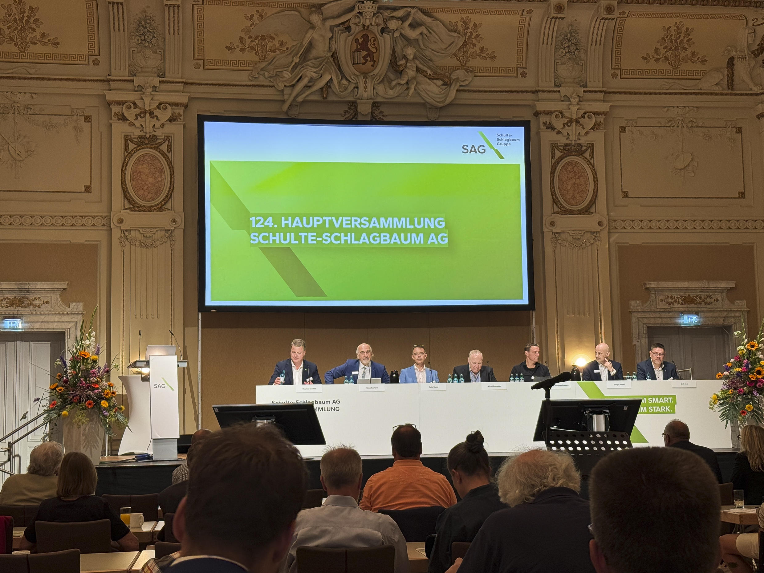 Foto des Podiums der Hauptversammlung 2025. 