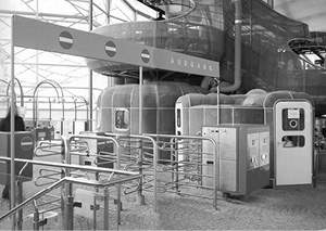 Schwarz weiß Foto aus 1970 mit den Drehkreuzen von SAG