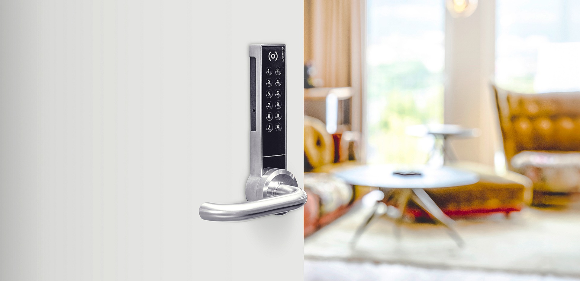 leicht geöffnete Tür zu Hotelzimmer mit Elektronischem Türschloss inklusive PIN-Pad.